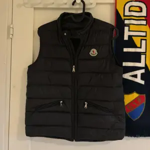 Fett moncler väst som tyvärr vuxit ur mig den är i super fint skick o såklart äkta, storlek 14y 164. Sån moncler påse kommer till som man fick med