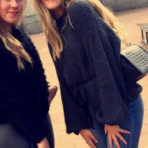 Stickad tröja - Grå stickad tröja med balongärmar❣️