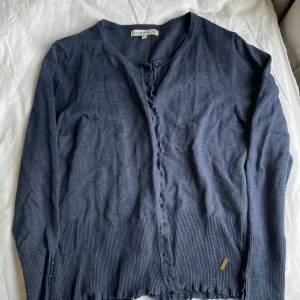 Blå kofta - En kofta i marinblå färg. 