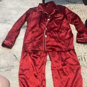 röda pyjamas , bra skick