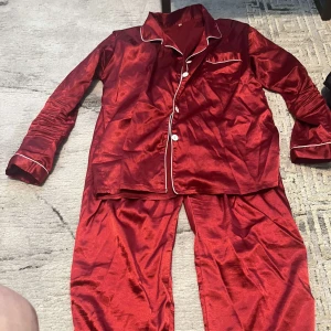 pyjamas - röda pyjamas , bra skick