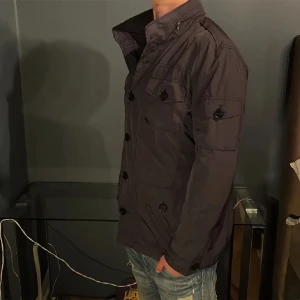 Marinblå Field jacka  - Jacka köpt här på Plick som blivit för liten! Väldigt fint skick och perfekt nu till våren då den är ganska tunn! 