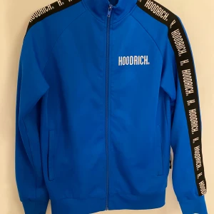 Hoodrich dress - Storlek = XS Hoodie och byxorna för 850kr Andvänd fast i bra konditioner Inga skador