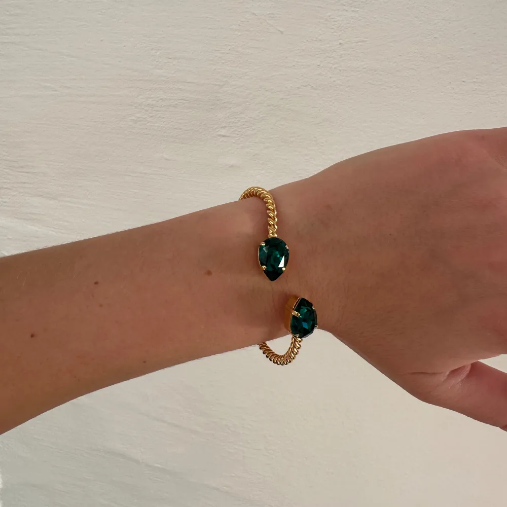 Säljer detta fina armband från Caroline Svedbom i färgen Emerald💚de har inga defekter . Accessoarer.