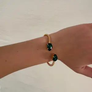 Säljer detta fina armband från Caroline Svedbom i färgen Emerald💚de har inga defekter 