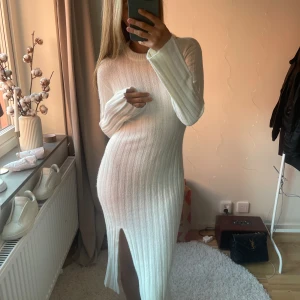 Stickad klänning - HELT NY MED PRISLAPP!! Nypris 600kr! ❤️vänligen läs bio innan du kontaktar/köper❤️ går ej ner i pris! Stretchig och passar xxs-s men är i storlek xxs!