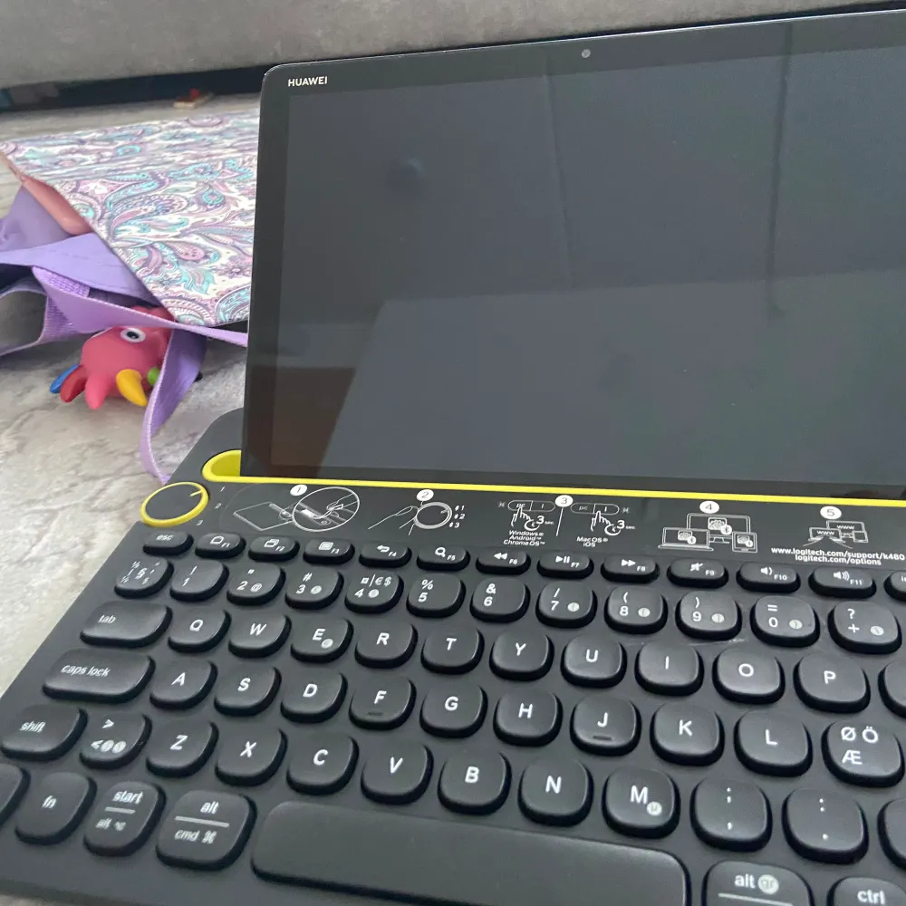 Keyboard för iPad som ansluter med bluetooth . Övrigt.
