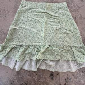 Jättefin grön kjol från Gina med söm på framsidan och volang nertill. Använd fåtal gånger, mycket bra skick. Pris kan diskuteras 