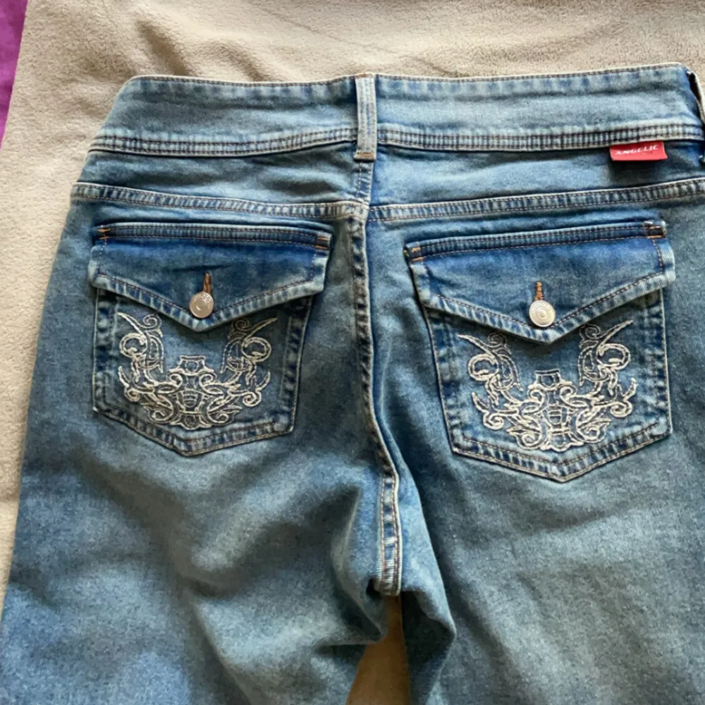 Storlek 42, oanvända jeans som är för små för mig. Jätte bra skick.. Jeans & Byxor.