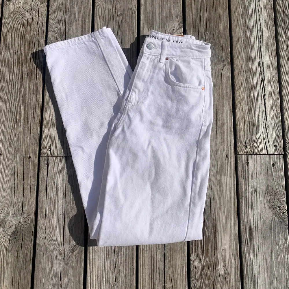 Vita jeans från Bikbok. Högmidjade vida och raka byxben. Varsamt använda så nästan som nya🤍köpta för 699 kr Midja: 24 Längd: 32. Jeans & Byxor.