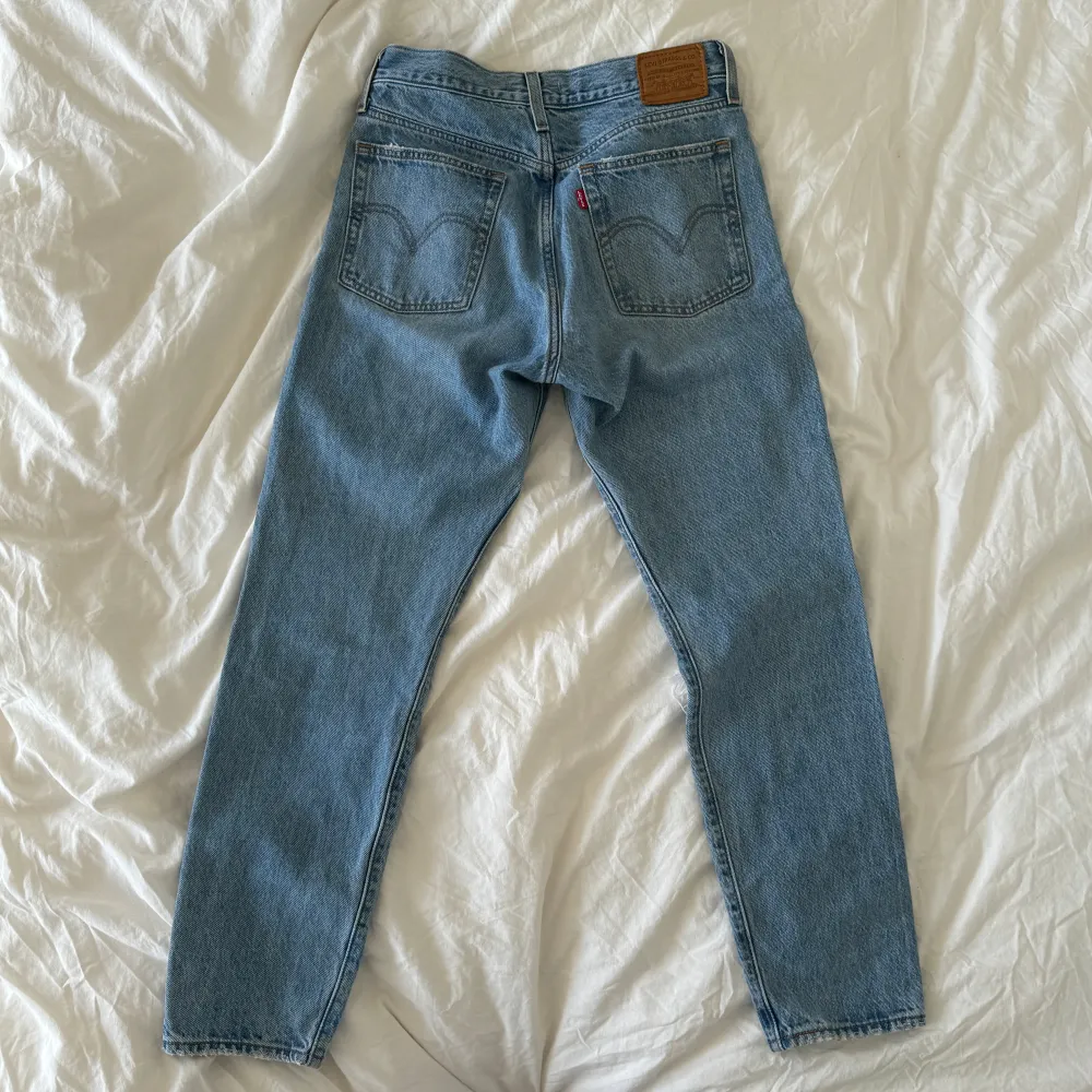 Levi’s Wedgie Jeans’s 💙 Köpt i USA, haft på många gånger 🫶🏼 Storlek: W27 men skulle passa W26 nu (XXS-XS, Kanske S)  Pris: 300kr . Jeans & Byxor.