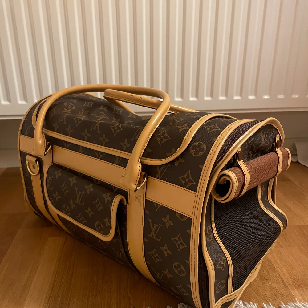 Säljer en super snygg hundväska och transportväska. Klarar hund upp till 4 kg. Finns i Stockholm och kan mötas upp. Väskor.