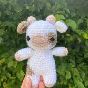 Ko 🐮  - En gullig liten ko, handgjord av mig! Perfekt storlek för att bara ha som prydnat eller kanske tillochmed till en gullig liten present? Går att köpa via instagram också, finns länkad i bion @ SmyckEmma heter jag där. 