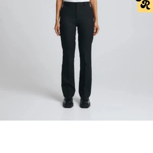 Kostymbyxa - Kostymbyxa Vilma från Bikbok. Säljes pga fel storlek och aldrig kom till nytta. Strl 34. Ny pris 500, går att diskutera vid snabb affär. 