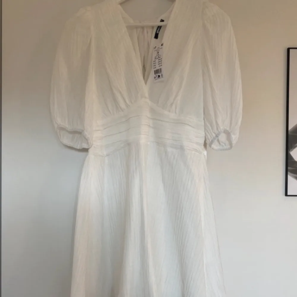 Oanvänd student/avslutnings klänning från Grina Tricot med prislapp kvar, köpt för 499:- storlek 38 🤍🤍. Klänningar.