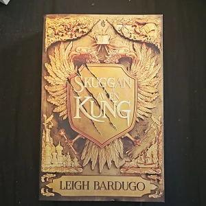 Skuggan av en kung av Leigh Bardugo - En bok i bra väldigt bra skick, inte navänd (lästs). Inbunden bok. 