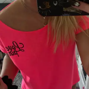 Rosa Love Pink (Victoria’s Secret) t-shirt inköpt i USA. Storlek M-L men skulle säga att den även passar en S-M🩷