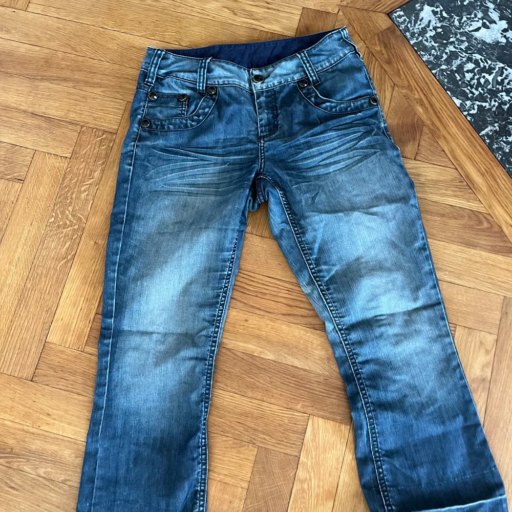 Smuts blåa vintage jeans! Dem var lite för korta för mig. Medel midjade. Lite slitna vid byxänderna.. Jeans & Byxor.