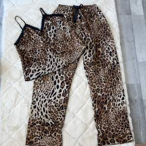 Oanvänd pyjamas, leopard mönster på, linnet och byxorna ingår i priset, strl S/M