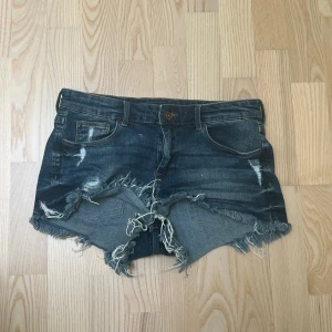 Jeansshorts - Jättesköna Jeans shorts som jag köpte på en loppis förra sommaren 💕 I storlek S/36 