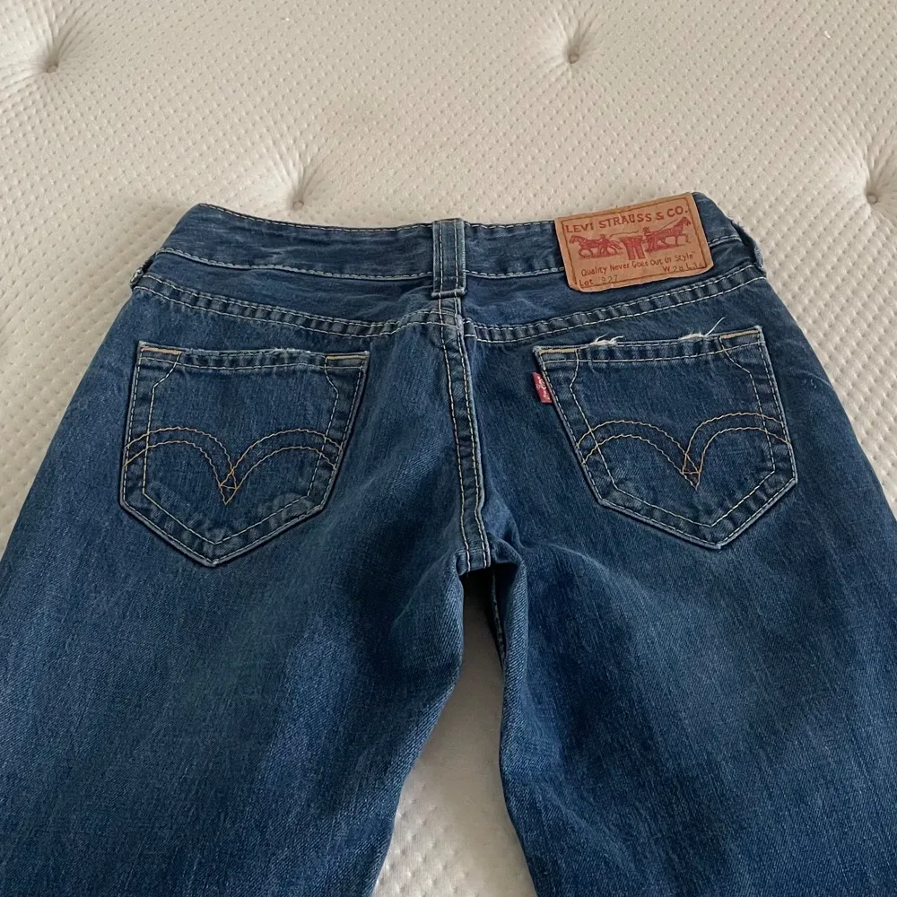 Vintage Levis 927 jeans. Storlek w28 l34. Låg midja och utsvängda ben, typiska 2000-talsjeans. Stora sömmar som påminner mig om True Religion jeans. Midjemåttet är ungefär 78 cm och innerbensmåttet är ungefär 85 cm. Fint skick, se bilderna. . Jeans & Byxor.