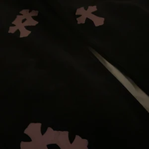 Chrome Hearts Jeans - Dessa jeans är i ny skick. Jag säljer dom På grund av att jag har blivit religös. Jag köpte dom begagnat för 45000kr ny pris går för 70-80 tusen kronor. Storleken är 34/32 och dom sitter ej tajt. Dessa är en ”Straight Leg” För mer bilder kontakta mig