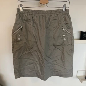 Kjol - Kjol storlek M Fint skick  Silver/grå