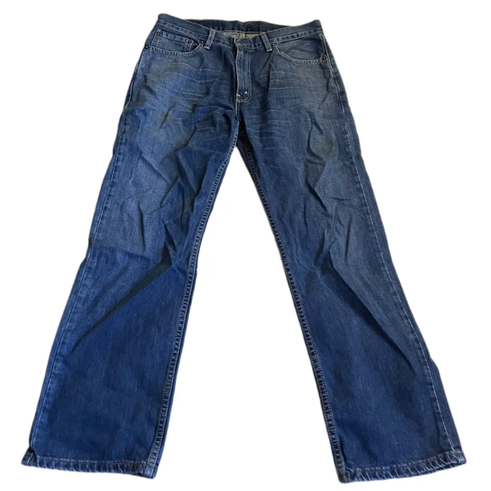 levi’s jeans, midwaisted. vida/raka i benen. okej skick! W34 L30. passar till 38-40. Jeans & Byxor.