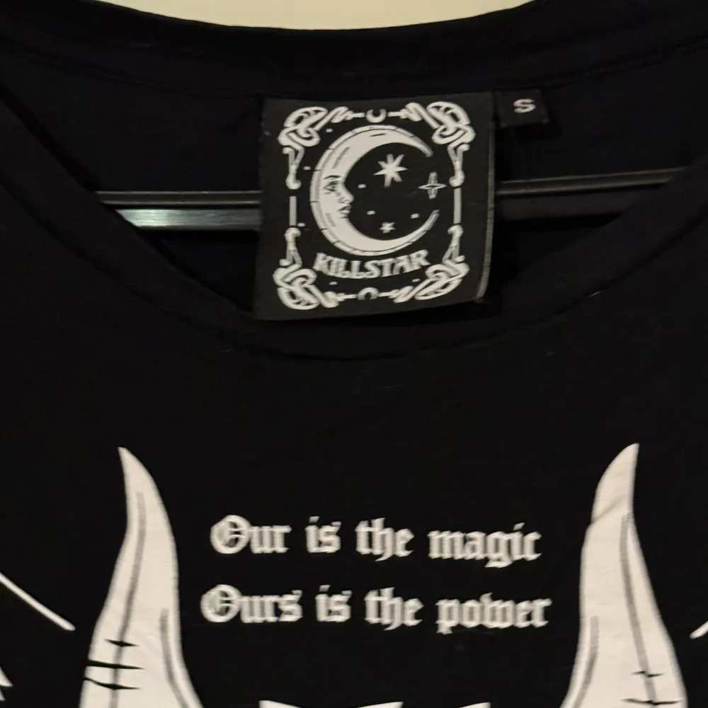Gothic T-shirt från märket killstar. Fint använt skick. Storlek S kan även passa en XS.   Katter finns i hemmet. T-shirts.