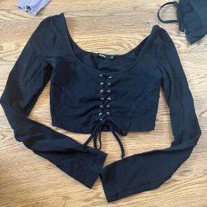 Thirteen inspirerad långärmad top - Denna långärmade top är jätte lik den i filmen thirteen (se bild 2) Fint skick Tröjan är croppad