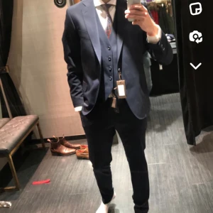 Oscar Jacobson tredelad kostym - Edmund Kavaj 52, byxor 50 väst 48 54% polyester 44%wool 2% elastane  Använd kanske 6-7 gånger 9/10 Nypris 7000