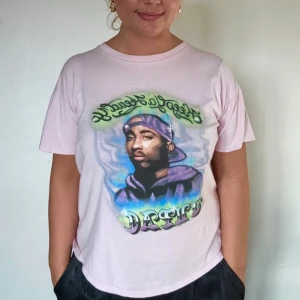 Rosa Tupac T-shirt  - Från Booho man, stl L. I bra skick 