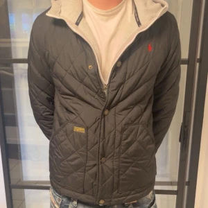 Ralph lauren quilted  - Säljer nu en riktigt fin Ralph Lauren quilted vårjacka i storlek L barnstorlek men sitter som en small/medium. Modellen är 188 lång och väger 72kg. Hör gärna av er vid frågor!🧐🤔
