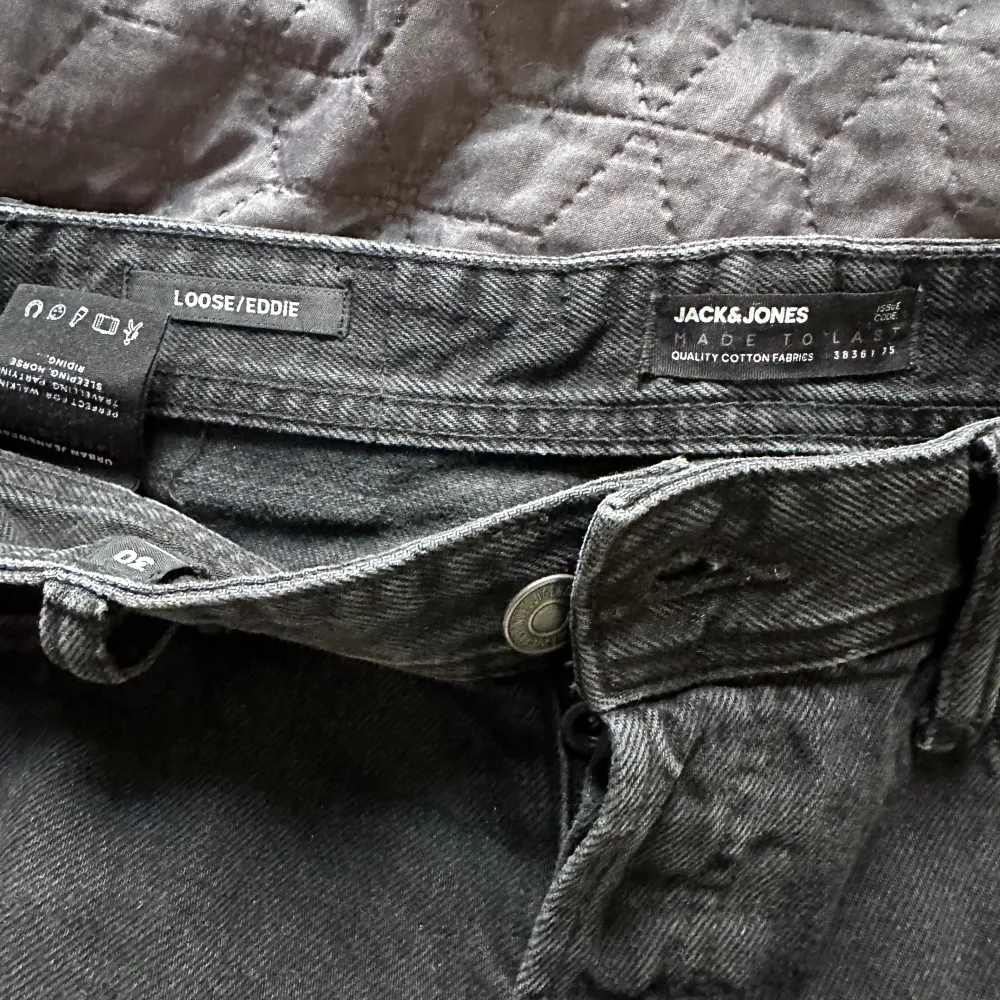 säljer dessa oanvända jack and jones jeans då de är för stora och inte passar min stil, skick 10/10 modell loose/eddie. Jeans & Byxor.