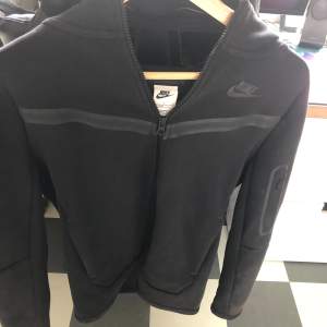  Säljer en Nike tech fleece i bra skick och billig storlek 11-12 år 147-158 hör av er vid frågor 