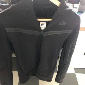 Nike tech fleece -  Säljer en Nike tech fleece i bra skick och billig storlek 11-12 år 147-158 hör av er vid frågor 