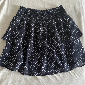 Volangkjol - En jättefin sommarkjol från ONLY. Använd kanske en gång och inga defekter💗Säljer pga den är för stor🤗