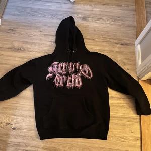 Kryptoworld hoodie - Hoodie från märket kryptoworld, tillverkas inte längre och fanns endast i begränsat antal. Blivit för liten för mig och jag är 185