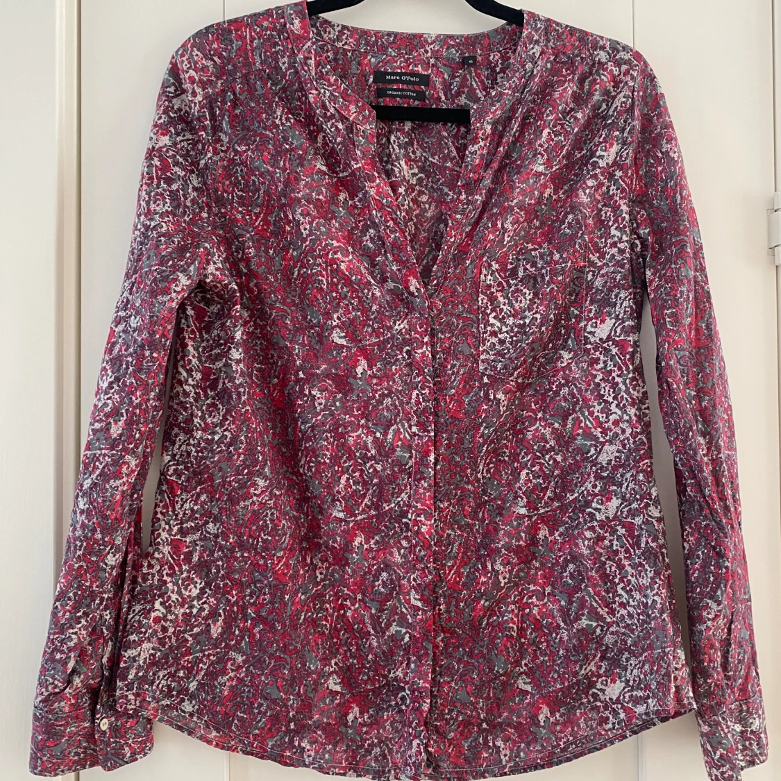 Röd och grå mönstrad tunnare blus från Marc O’Polo i strl 40