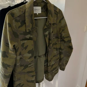 Camoflage jacka - En camoplag jacka från only, används aldrig och därför säljs. Nyskick, och pris kan diskuteras vid snabbt köp! Tryck gärna på köp nu💕
