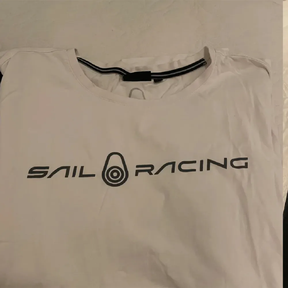 Säljer dessa två tröjorna ifrån Sail racing i ett paket. De är i bra skick  Nypris: 400kr styck . T-shirts.