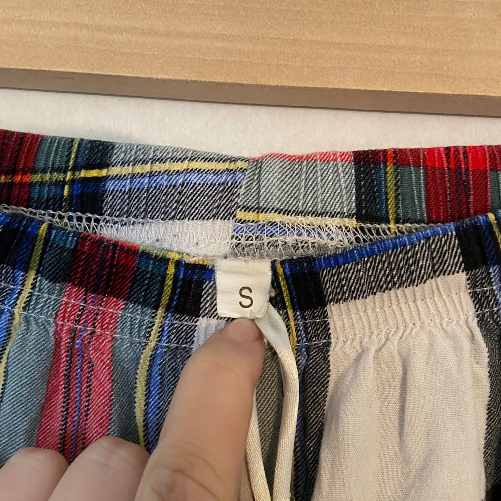 Fina pyjamasbyxor i stl xs/s dom är supersköna. Inga skavanker eller liknande. Är lite osäker på vart dom kommer ifrån🥰. Jeans & Byxor.