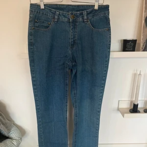 Jeans - Lite kortare än full längd tror jag Storlek 19 