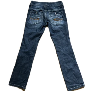 Lågmidjade jeans - Snygga lågmidjade jeans. Köpte på plick men tyvärr var de för små i midjan för mig;( dragkedjan är tyvärr sönder men tror inte man märker av den så mycket iockmed att dragkedjan är så kort.