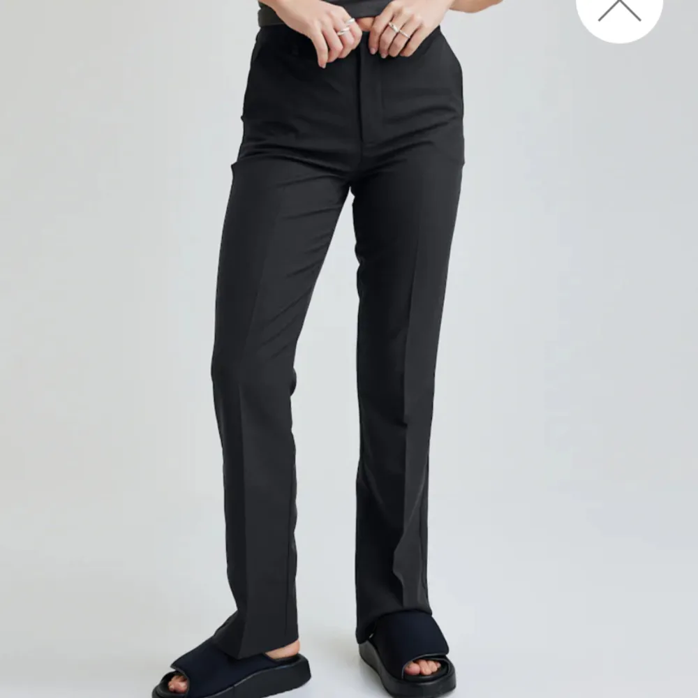 Kostymbyxor från bik bok i modell Vilma, säljer då de inte kommer till användning och därför inga defekter alls, pris kan diskuteras vid snabbt köp! Tryck gärna på köp nu💕. Jeans & Byxor.