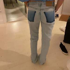 Zara jeans med medelhög midja. Jättebra skick! 🩷