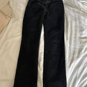 Jeans  - Svarta lågmidjade jeans, sitter jätte skönt !