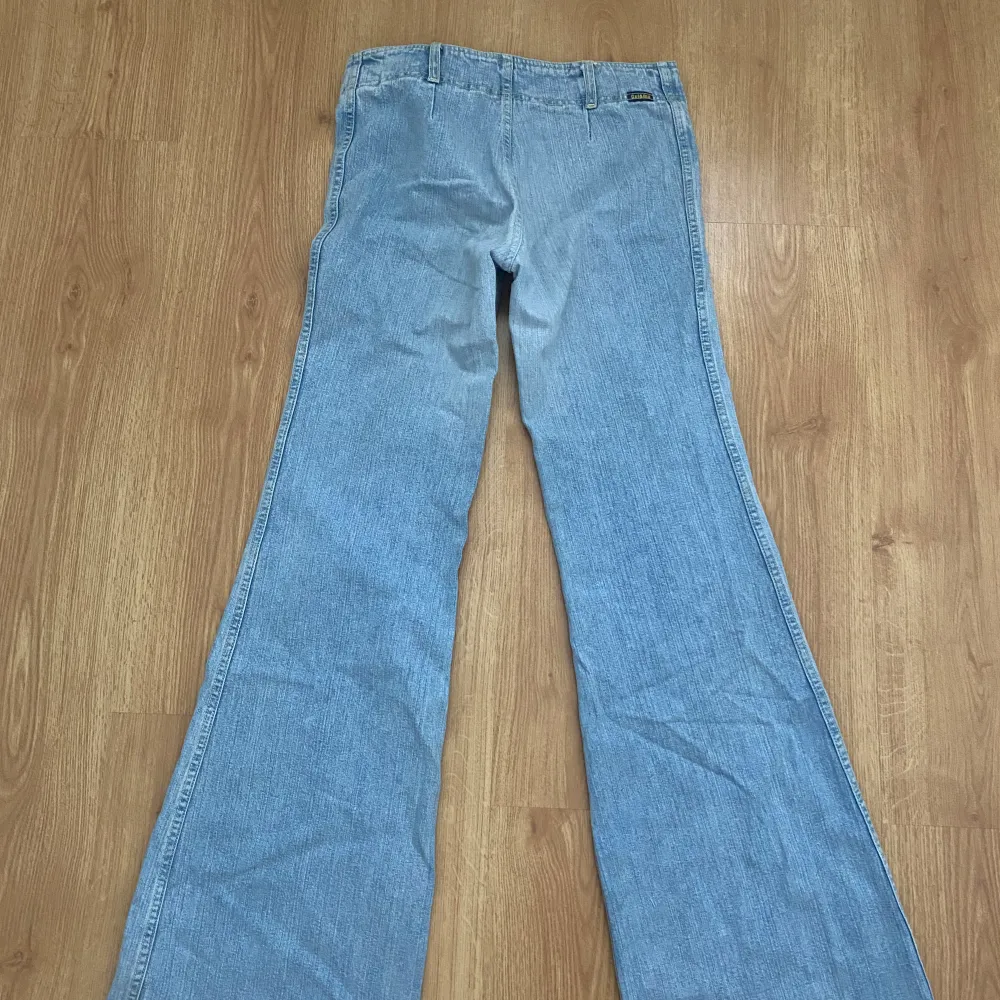 Vintage jeans från Gul&Blå utan bakfickor.  Midjemått rakt över: 38 cm   Innerbenslängd: 79/80 cm  Det är bara att skriva vid frågor? 💕. Jeans & Byxor.