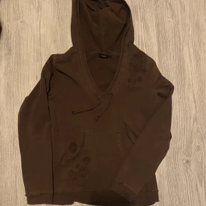 hoodie  - Brun v-ringad hoodie med detaljer! Som ny! Skriv för fler bilder/frågor, pris kan diskuteras! 
