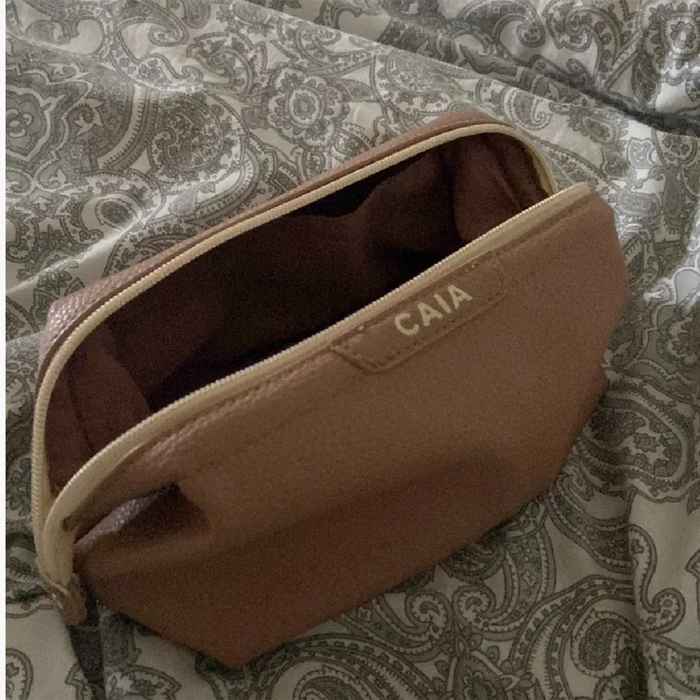 Säljer denna rymliga sminkväska från Caia som inte går att köpa längre, kvaliteten är som ny!🩷. Väskor.